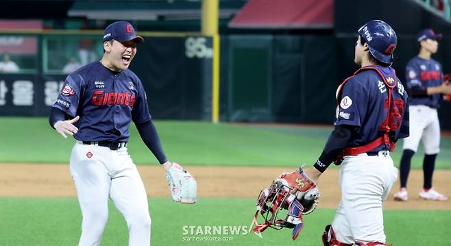 롯데 자이언츠 클로저 최준용(왼쪽)이 17일 인천 SSG랜더스필드에서 열린 SSG 랜더스와 2026 신한 SOL KBO리그 방문경기 9회말 1점 차 승리를 지켜내고 활짝 웃으며 포수 손성빈에게 다가가고 있다. /사진=강영조 선임기자