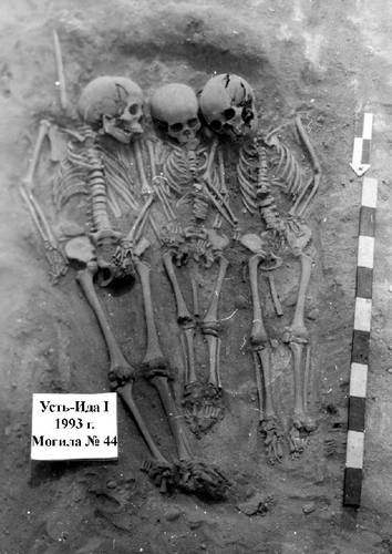 페스트로 숨진 어린이 3명의 유해 바이칼호 인근 신석기 수렵채집인 공동묘지(우스티다 I 묘지 제44호). 고대 DNA 분석 결과 유해 중 2명은 9~10세와 5~6세 이복 자매, 1명은 이들과 가까운 혈연관계가 없는 11~12세 소년으로 밝혀졌으며 각각 페스트균 DNA가 검출됐다.[Vladimiri Bazaliiskii 제공. 재판매 및 DB 금지]