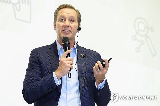 인사말 하는 크리스 차우리 앤트로픽 인터내셔널 총괄 (서울=연합뉴스) 류효림 기자 = 크리스 차우리 앤트로픽 인터내셔널 총괄이 17일 서울 여의도 콘래드 호텔에서 열린 앤트로픽 기자간담회에서 인사말을 하고 있다. 2026.6.18 ryousanta@yna.co.kr