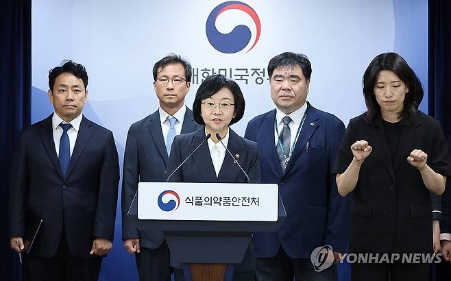 의료용 마약류 안전관리 추진계획 발표 (서울=연합뉴스) 안정원 기자 = 오유경 식품의약품안전처장이 18일 서울 종로구 정부서울청사에서 징벌적 과징금제도 도입, AI활용을 통한 의료용 마약류 오남용 감시체계 전환 등을 내용으로 하는 2026년 하반기 의료용 마약류 안전관리 추진 계획을 발표하고 있다. 2026.6.18 jeong@yna.co.kr