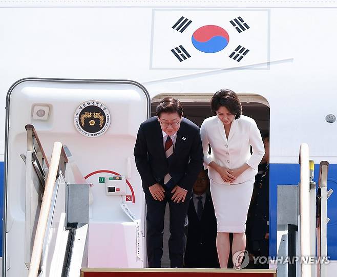 이 대통령, G7·유럽순방 마치고 귀국 (성남=연합뉴스) 한상균 기자 = G7 정상회의와 유럽 순방을 마치고 귀국한 이재명 대통령과 김혜경 여사가 18일 성남 서울공항에 도착한 공군 1호기에서 환영객에게 인사하고 있다. 2026.6.18 xyz@yna.co.kr