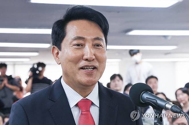 오세훈 서울시장 오세훈 서울시장이 6·3 지방선거 다음날인 이달 4일 서울 종로구 대왕빌딩에 마련된 선거사무소에서 당선이 유력해지자 소감을 밝히는 모습. [연합뉴스 자료사진]