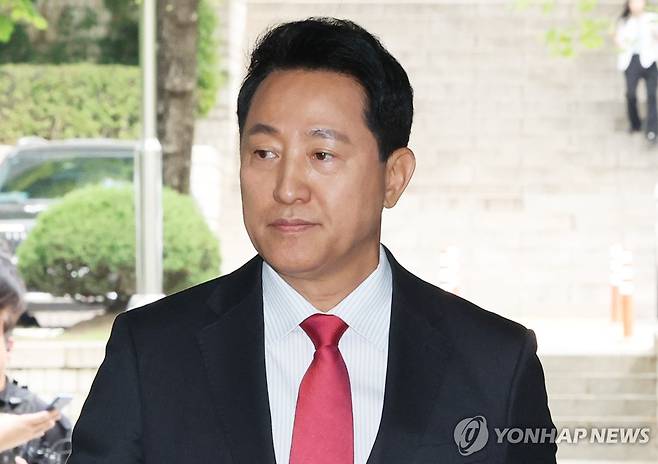 결심공판 출석하는 오세훈 서울시장 오세훈 서울시장이 이달 17일 서울 서초구 서울중앙지법에서 열린 '명태균 여론조사 의혹' 사건 1심 결심공판에 출석하고 있다. [연합뉴스 자료사진]