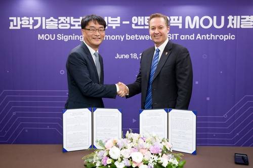 과학기술정보통신부·앤트로픽 업무협약식 이도규 과학기술정보통신부 정보통신정책실장(왼쪽)과 크리스 차우리 앤트로픽 글로벌총괄이 18일 오전 서울 중구 코리아나호텔에서 열린 'AI 안전성 확보 및 사이버보안 분야 협력을 위한 업무협약식' 에서 기념촬영을 하고 있다. [과학기술정보통신부 제공. 재판매 및 DB 금지]