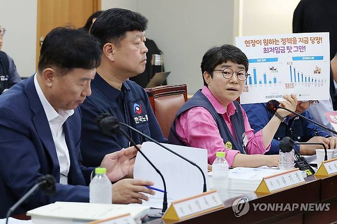 발언하는 이미선 민주노총 부위원장 (세종=연합뉴스) 김주성 기자 = 18일 정부세종청사 최저임금위원회에서 열린 제7차 전원회의에서 근로자위원인 민주노총 이미선 부위원장이 발언하고 있다. 2026.6.18 utzza@yna.co.kr