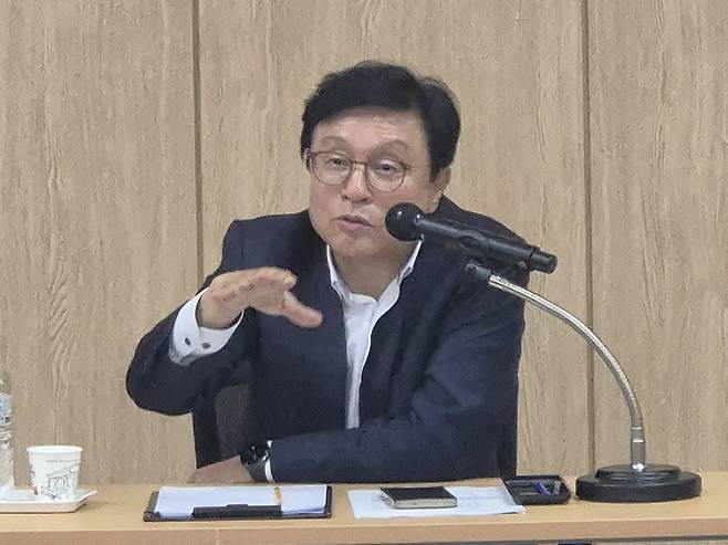 박형수 국회의원이 19일 영덕에서 열린 당직자 간담회에서 신규 원전 유치 이후 추진 절차와 지역 발전 방안에 대해 설명하고 있다./박윤식 기자