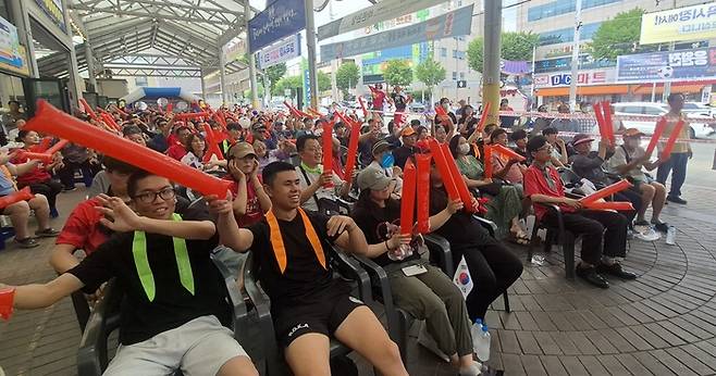 19일 오전 대구 북구 칠곡시장에 모인 시민들이 대형 스크린을 통해 2026 북중미월드컵 한국-멕시코전을 관람하며 열띤 응원전을 펼치고 있다. 조윤화 기자