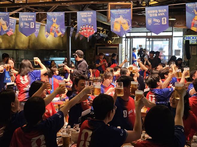 19일 오전 10시 카스 뷰잉펍에 모인 축구 팬들이 카스 맥주를 들고 건배하고 있다.(문현호 기자 m2h@)