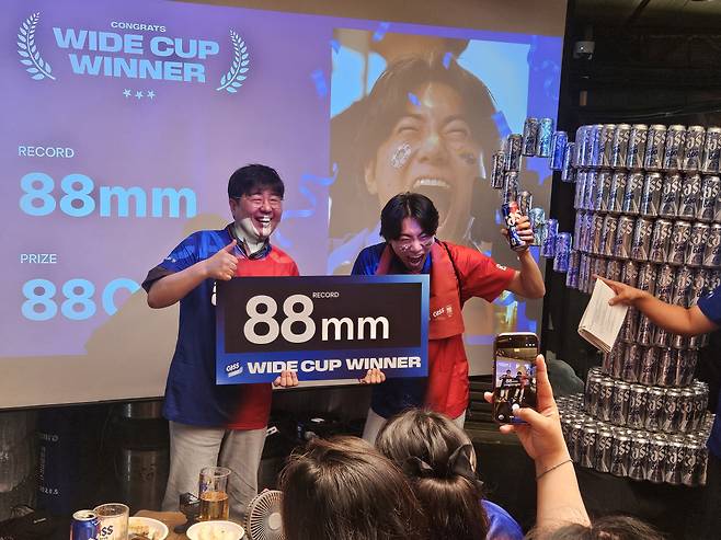 19일 오전 10시 카스 뷰잉펍에서 '와이드 컵' 이벤트 우승자와 서형욱 해설위원이 기념사진을 찍고 있다.(문현호 기자 m2h@)