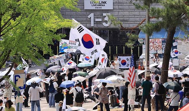 제9회 전국동시지방선거 투표용지 부족 사태를 규탄하는 개표소 봉쇄 시위가 계속된 18일 서울 송파구 올림픽공원 핸드볼경기장 앞에서 시민들이 구호를 외치고 있다.
사진=뉴스1
