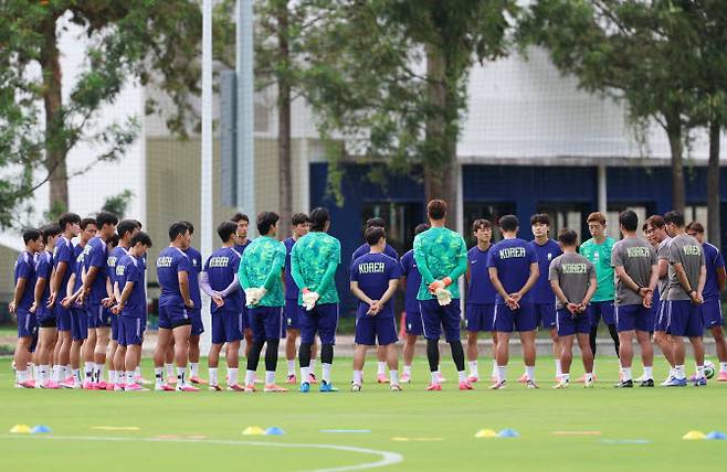 2026 북중미 월드컵에 출전한 한국 축구 국가대표팀 선수들이 17일(현지시간) 오후 멕시코 과달라하라 인근 사포판의 치바스 바예 베르데에서 홍명보 감독의 훈련 지시를 듣고 있다. 사진=연합뉴스