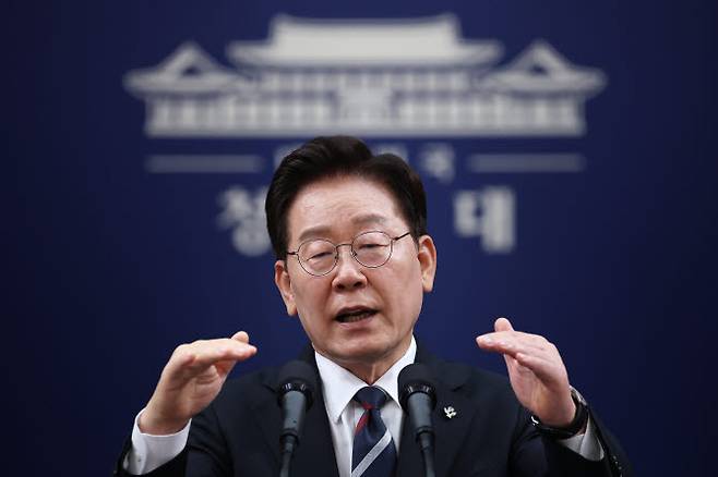 이재명 대통령이 19일 청와대 춘추관에서 열린 G7 참석·유럽 순방 결과 브리핑에서 취재진 질문에 답하고 있다.(사진=연합뉴스)