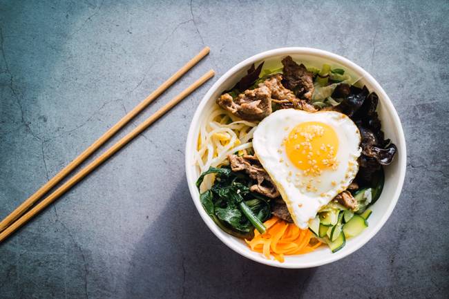 각종 채소와 들기름, 달걀 프라이가 들어간 비빔밥은 맛 좋고 영양 많은 건강식이다, 사진=게티이미지뱅크