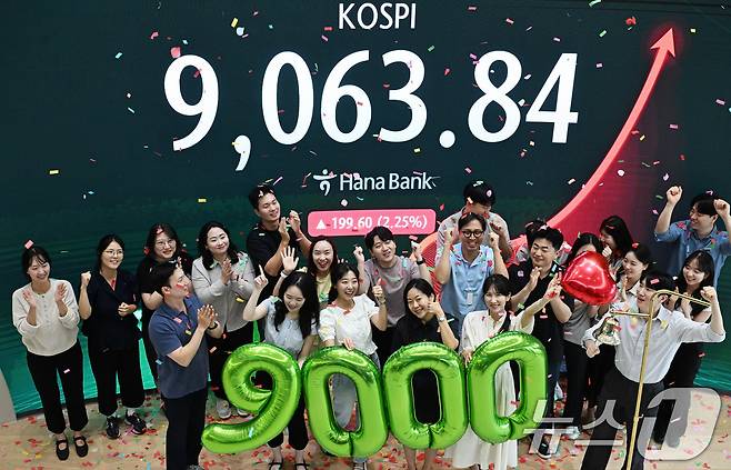 코스피가 사상 처음으로 9000포인트를 돌파 마감한 18일 서울 중구 하나은행 딜링룸에서 직원들이 축하 세리머니를 하고 있다. (공동취재) ⓒ 뉴스1 최지환 기자