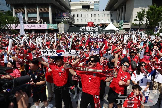 축구국가대표팀 공식 서포터즈 붉은악마를 비롯한 시민들이 19일 오전 서울 종로구 광화문광장에서 2026 북중미월드컵 A조 조별리그 2차전 대한민국과 멕시코의 경기를 화면으로 지켜보며 거리 응원을 펼치고 있다. 2026.6.19 ⓒ 뉴스1 김민지 기자