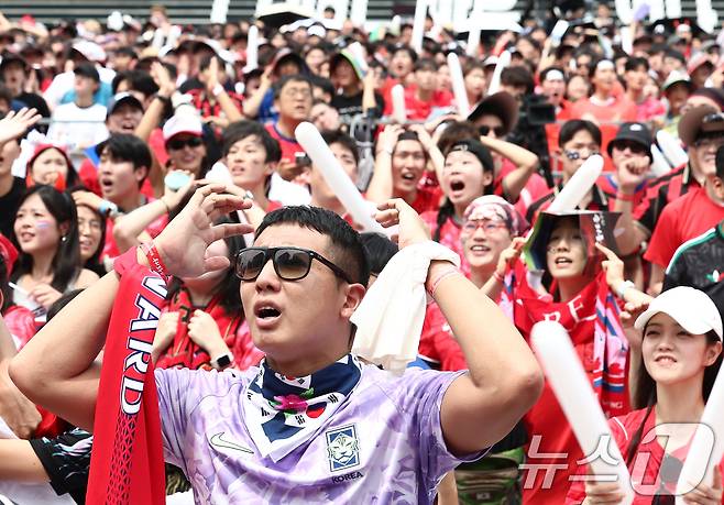 축구국가대표팀 공식 서포터즈 붉은악마를 비롯한 시민들이 19일 오전 서울 종로구 광화문광장에서 2026 북중미월드컵 A조 조별리그 2차전 대한민국과 멕시코의 경기를 지켜보며 거리응원을 펼치던 중 멕시코 루이스 로모의 선제골에 아쉬워하고 있다. 2026.6.19 ⓒ 뉴스1 김민지 기자