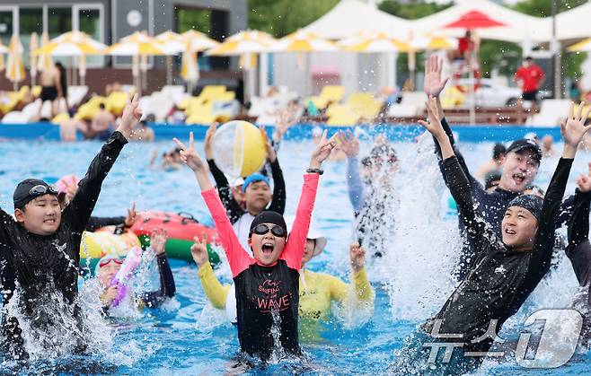 '도심 속 워터파크' 한강 수영장이 개장한 19일 서울 영등포구 여의도 한강공원 수영장을 찾은 어린이들이 물장구를 치며 더위를 식히고 있다.  2026.6.19 ⓒ 뉴스1 오대일 기자