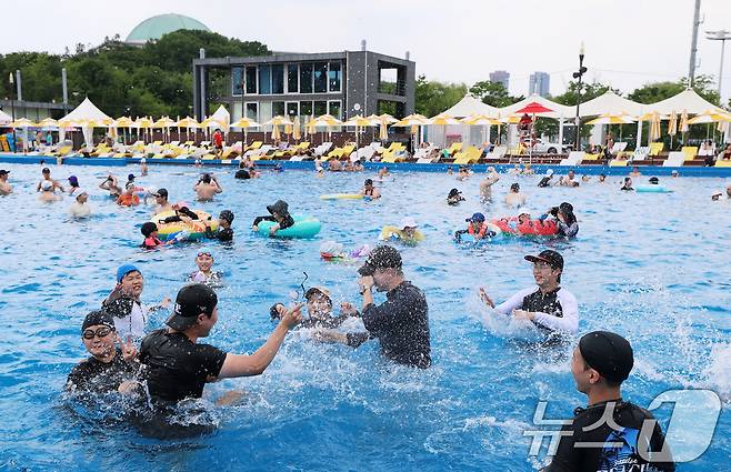 '도심 속 워터파크' 한강 수영장이 개장한 19일 오후 서울 영등포구 여의도 한강공원 수영장을 찾은 시민들이 즐거운 시간을 보내고 있다.  2026.6.19 ⓒ 뉴스1 오대일 기자