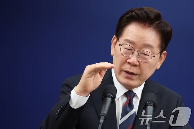 이재명 대통령이 19일 청와대 춘추관에서 열린 유럽·G7 순방 결과 브리핑에서 취재진 질문에 답변하고 있다. 2026.6.19 ⓒ 뉴스1 이재명 기자