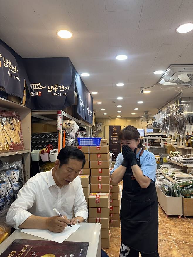 19일 전북 전주 남부시장을 방문한 정청래 더불어민주당 대표. (정 대표 페이스북 갈무리)