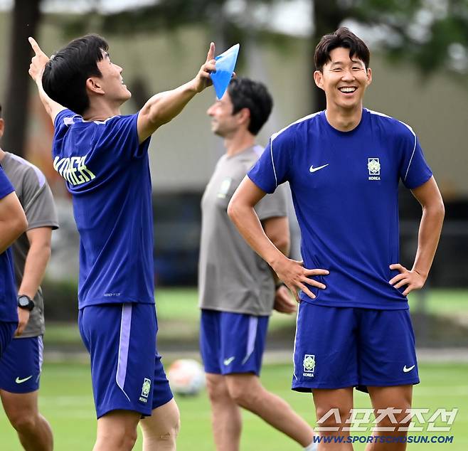 2026 북중미 월드컵 멕시코전을 하루 앞둔 대한민국 월드컵 대표팀이 18일(한국시각) 멕시코 과달라하라 인근 사포판 월드컵대표팀 베이스캠프 훈련장 치바스 베르데 바예에서 훈련을 가졌다. 손흥민과 황인범이 나란히 훈련을 펼치고 있다. 사포판(멕시코)=허상욱 기자wook@sportschosun.com/2026.06.18/