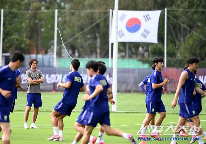 2026 북중미 월드컵 멕시코전을 하루 앞둔 대한민국 월드컵 대표팀이 18일(한국시각) 멕시코 과달라하라 인근 사포판 월드컵대표팀 베이스캠프 훈련장 치바스 베르데 바예에서 훈련을 가졌다. 홍명보 감독이 훈련을 지켜보고 있다. 사포판(멕시코)=허상욱 기자wook@sportschosun.com/2026.06.18/