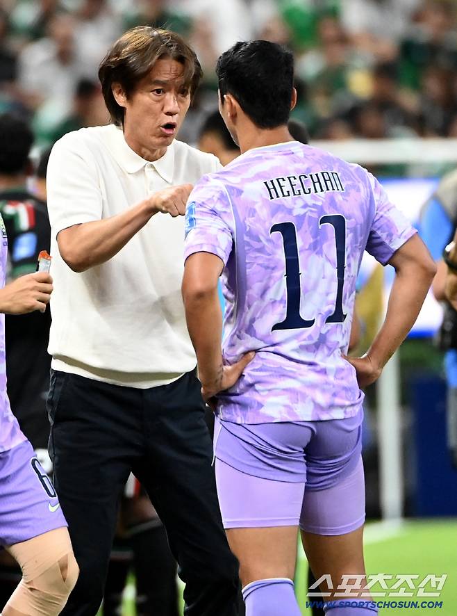 19일(한국시각) 멕시코 과달라하라 사포판의 에스타디오 과달라하라에서 열린 2026 북중미월드컵 대한민국과 멕시코의 경기. 하이드레이션 브레이크때 홍명보 감독이 황희찬에게 작전지시를 하고 있다. 사포판(멕시코)=허상욱 기자wook@sportschosun.com/2026.06.19/