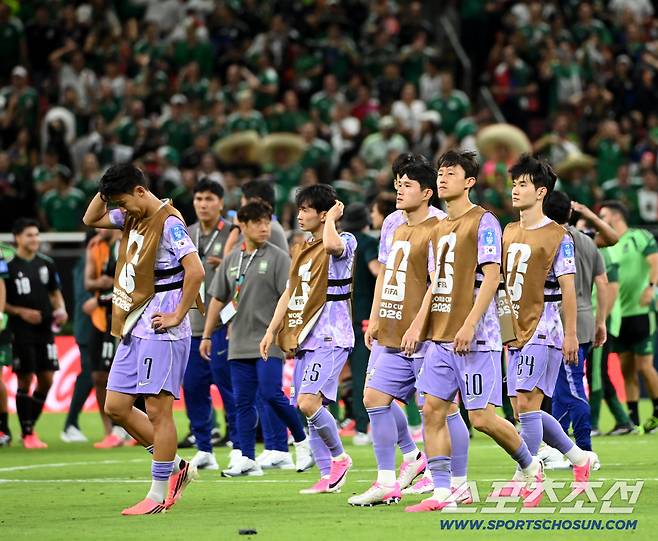 19일(한국시각) 멕시코 과달라하라 사포판의 에스타디오 과달라하라에서 열린 2026 북중미월드컵 대한민국과 멕시코의 경기. 대한민국이 0대1로 패했다. 손흥민이 아쉬운 모습으로 그라운드로 나서고 있다. 사포판(멕시코)=허상욱 기자wook@sportschosun.com/2026.06.19/