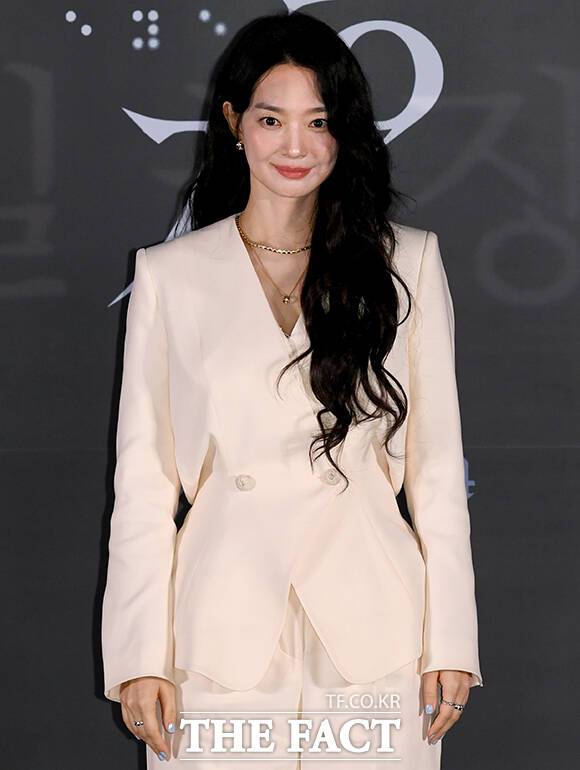 배우 신민아가 주연을 맡은 영화 '눈동자'가 '노스포일러'와 '놀란 마음 진정시켜드림'이라는 이색 시사회를 개최한다. 사진은 신민아가 지난 15일 오후 서울 용산구 CGV 용산아이파크몰에서 열린 영화 '눈동자' 기자간담회에 참석해 포즈를 취하고 있는 모. /박상민 기자