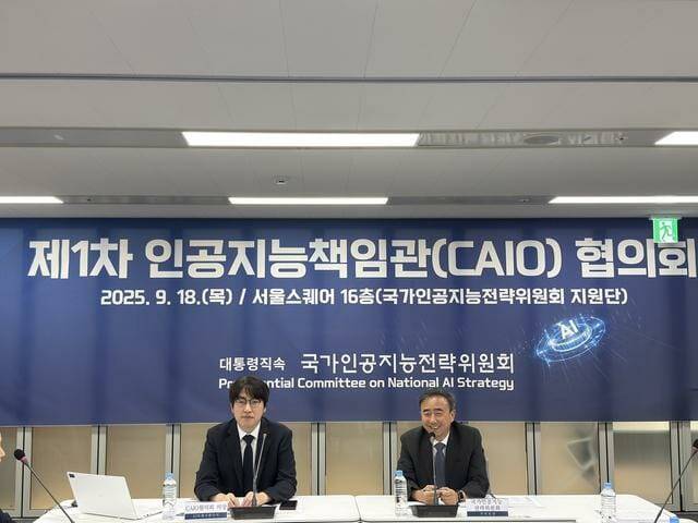 하정우 전 청와대 AI미래기획수석(왼쪽)과 임문영 전 국가AI전략위원회 부위원장 (사진=국가AI전략위원회)