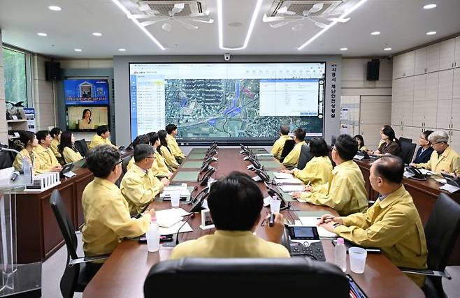 시흥시가 자체적으로 구축한 ‘시흥시 통합 재난안전 지도’를 시연하고 있다. 시흥시 제공