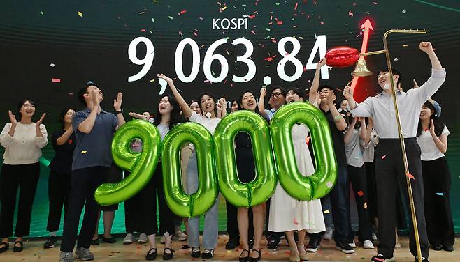 18일 오후 서울 중구 하나은행 본점 딜링룸 현황판에 이날 코스피 종가 9063.84가 표시돼 있다. 작년 마지막 거래일 코스피(4214.17)의 2배 이상으로 상승했다. /장경식 기자