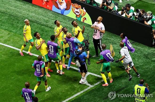 모코에나의 페널티킥 동점 골에 환호하는 남아공 선수들. 연합뉴스