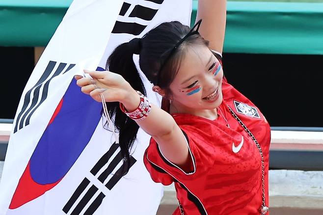 18일(현지시간) 2026 북중미 월드컵 A조 2차전 한국과 멕시코의 경기가 열리는 멕시코 사포판 과달라하라 스타디움에서 '눈찢기 공격'을 당한 유튜버 이노냥(윤수진)이 국제축구연맹 초청으로 경기를 관람하기에 앞서 태극기를 펼치고 있다. 연합뉴스