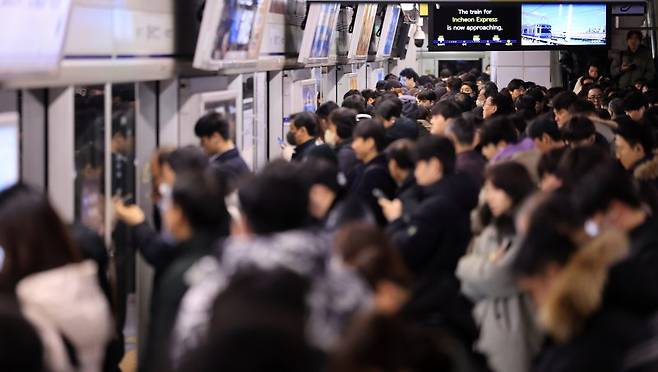 서울역에서 시민들이 지하철을 이용해 출근하는 모습. /사진=뉴스1