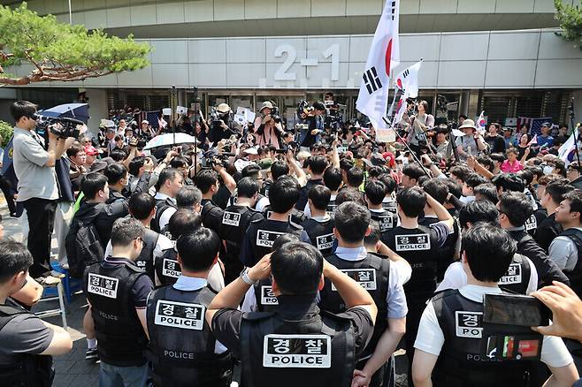 6·3 지방선거 투표용지 부족 사태로 시작한 서울 송파구 올림픽공원 핸드볼경기장 일대 ‘개표소 봉쇄 시위’가 이어지는 가운데 16일 경찰과 대한체육회 직원들이 핸드볼경기장 진입을 시도하다 집회 참가자들에게 막혀있다. 김혜윤 기자 unique@hani.co.kr