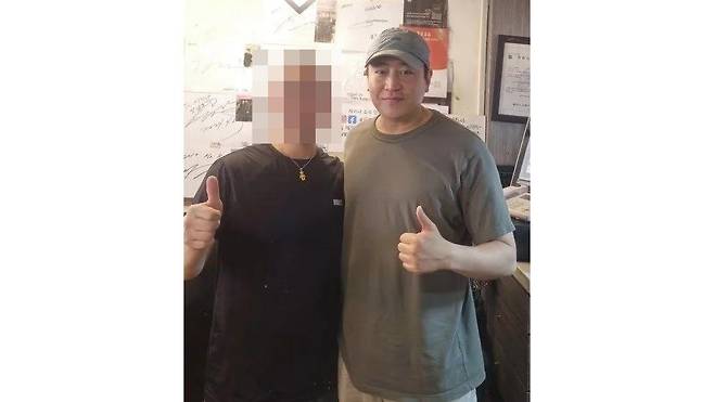 그룹 신화 멤버 에릭의 달라진 근황이 공개되며 팬들을 깜짝 놀라게 했다. 온라인 커뮤니티 갈무리