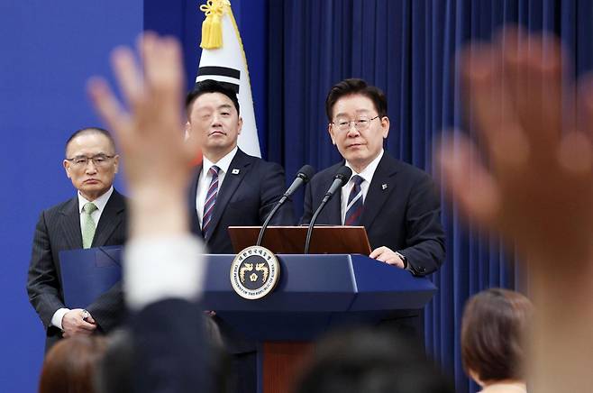 이재명 대통령이 19일 청와대 춘추관에서 유럽 순방 결과 브리핑 후 취재진의 질문을 받고 있다. 뉴시스