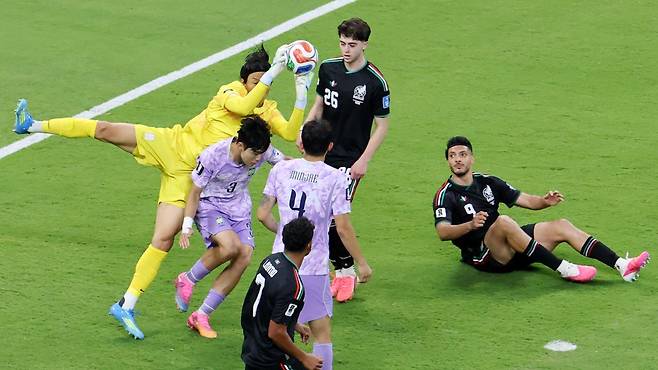 한국 축구대표팀 골키퍼 김승규와 수비수 이기혁이 멕시코와의 2026 북중미 월드컵 조별리그 2차전 도중 충돌하고 있다. 사포판=최주연 기자