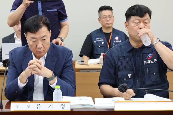 18일 정부세종청사 최저임금위원회에서 열린 제7차 전원회의에서 사용자위원인 류기정 한국경영자총협회(경총) 전무와 근로자위원인 류기섭 한국노총 사무총장이 업종별 구분 적용 관련 발언을 들으며 심각한 표정을 짓고 있다.[사진=연합뉴스]