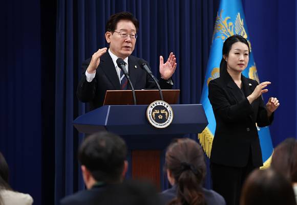 이재명 대통령이 19일 청와대 춘추관에서 열린 G7참석·유럽순방 결과 브리핑에서 취재진 질문에 답하고 있다. 2026.6.19 [사진=연합뉴스]