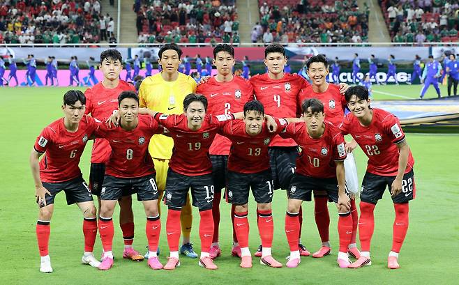 한국축구대표팀 선수들이 11일(현지시간) 멕시코 과달라하라 스타디움에서 열린 북중미 월드컵 체코와 1차전에 앞서 기념촬영 하고 있다. 강정현 기자