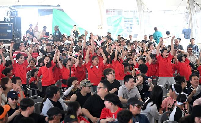 19일 '2026 강릉단오제'가 열리고 있는 강릉시 남대천 단오장 수리마당에서 많은 강릉시민과 단오제 방문객이 2026 북중미 월드컵 대한민국 대표팀의 조별리그 2차전 멕시코와 경기를 응원하고 있다.   지난 15일 개막한 강릉단오제는 오는 22일까지 진행된다. 연합뉴스