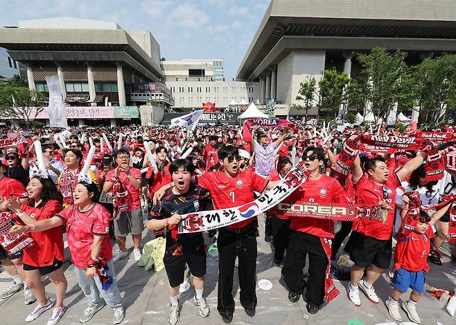 광화문광장 가득 찬 거리응원 인파   (서울=연합뉴스) 임화영 기자 = 2026 북중미 월드컵 조별리그 A조 2차전 한국과 멕시코의 경기가 열린 19일 서울 종로구 광화문광장에서 시민들이 거리응원을 하고 있다. 2026.6.19   hwayoung7@yna.co.kr (끝)  〈저작권자(c) 연합뉴스, 무단 전재-재배포, AI 학습 및 활용 금지〉