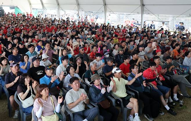 19일 '2026 강릉단오제'가 열리고 있는 강릉시 남대천 단오장 수리마당에서 많은 강릉시민과 단오제 방문객이 2026 북중미 월드컵 대한민국 대표팀의 조별리그 2차전 멕시코와 경기를 응원하고 있다.   지난 15일 개막한 강릉단오제는 오는 22일까지 진행된다. 연합뉴스