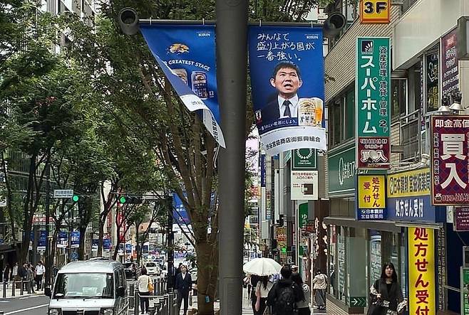 도쿄 시부야 거리에 걸려 있는 모리야스 하지메 감독의 기린 맥주 광고. 유성운 기자