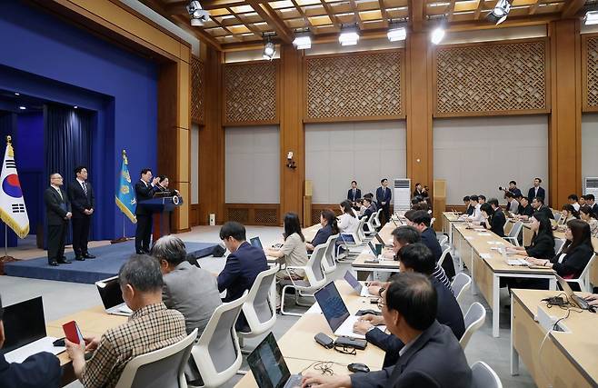 이재명 대통령이 19일 청와대 춘추관에서 유럽·G7 순방 결과 브리핑을 하고 있다. 청와대사진기자단