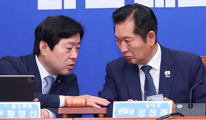 정청래 더불어민주당 대표(오른쪽)가 19일 국회에서 열린 최고위원회의에서 황명선 최고위원과 대화하고 있다. 임현동 기자