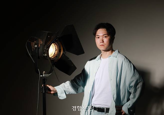 영화 <충충충> 한창록 감독이 15일 경향신문과 인터뷰에 앞서 서울 중구 경향신문사 스튜디오에서 포즈를 취하고 있다. 정지윤 선임기자