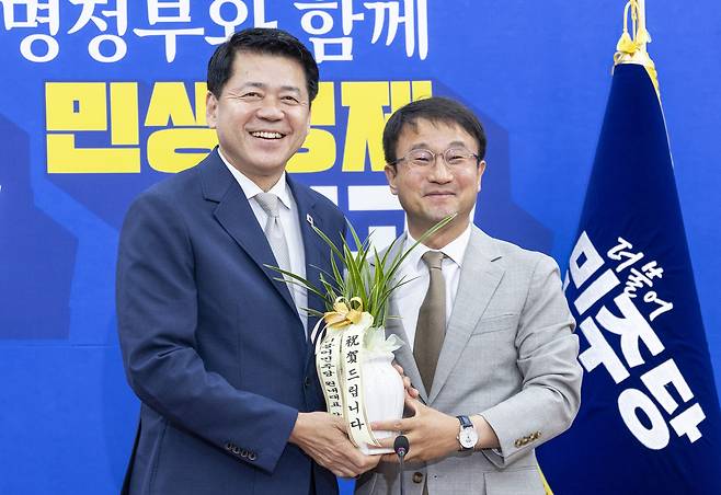 더불어민주당 한병도 원내대표(오른쪽)가 19일 국회에서 취임 인사차 민주당을 방문한 조국혁신당 신임 김준형 원내대표에게 축하난을 전달하고 있다. 연합뉴스